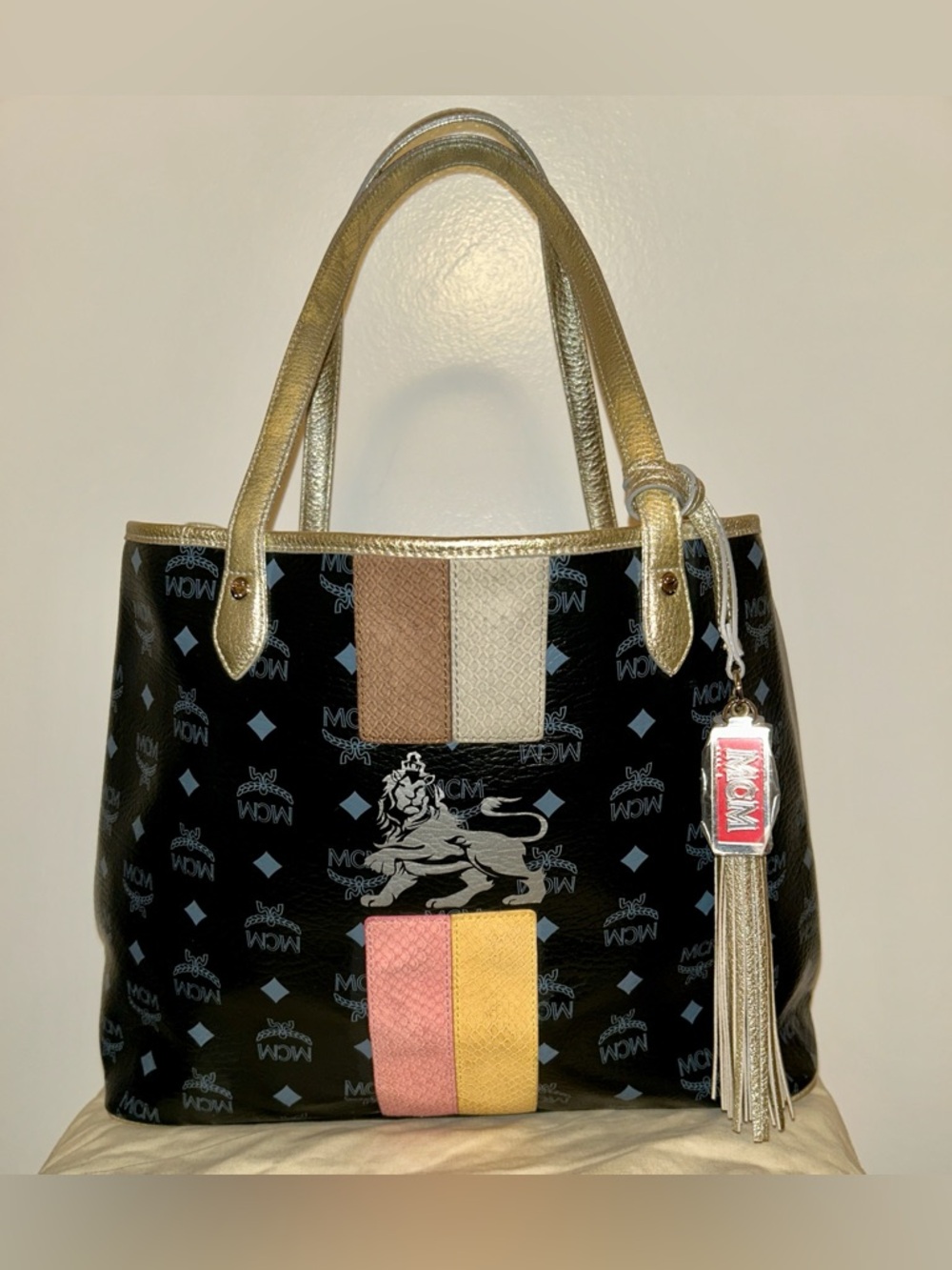 MCM Black Visetos Coated Canvas and Leather Princess Lion Shopper
Tote. A++🔥COA
